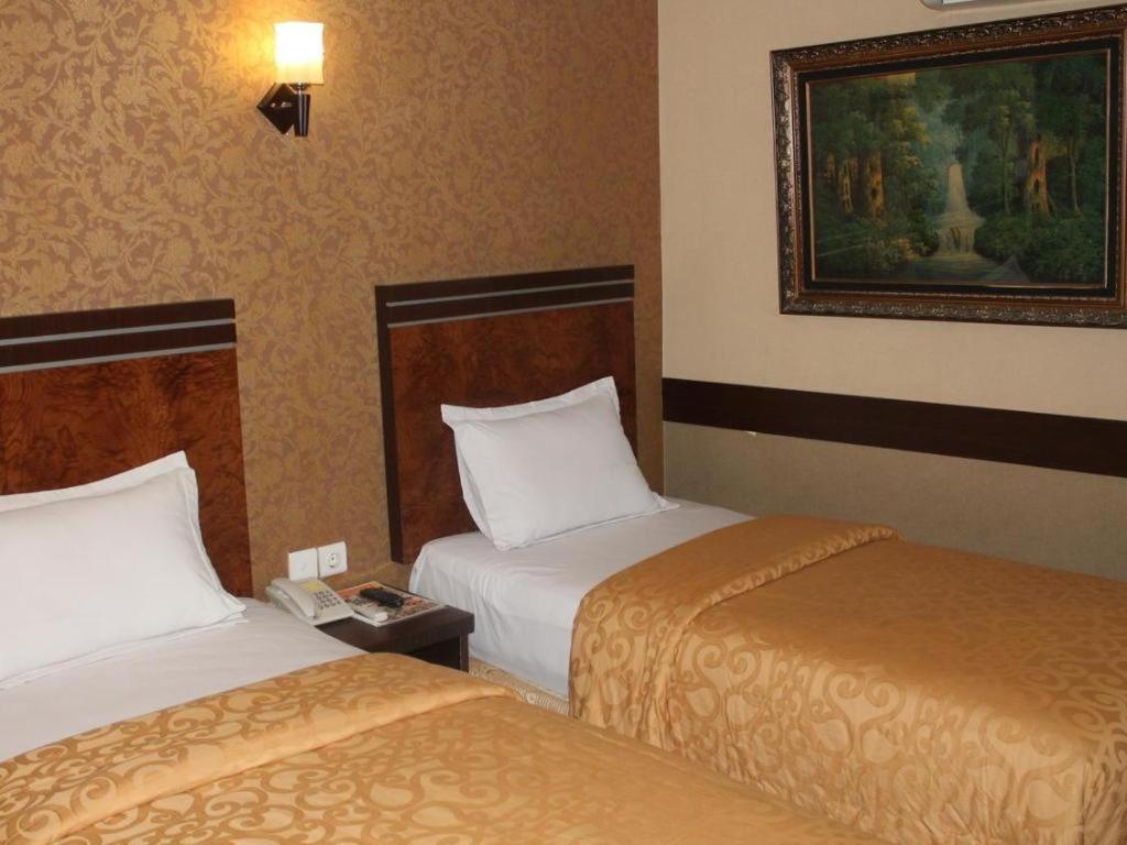 Hotel Menara Lexus Medan Esterno foto