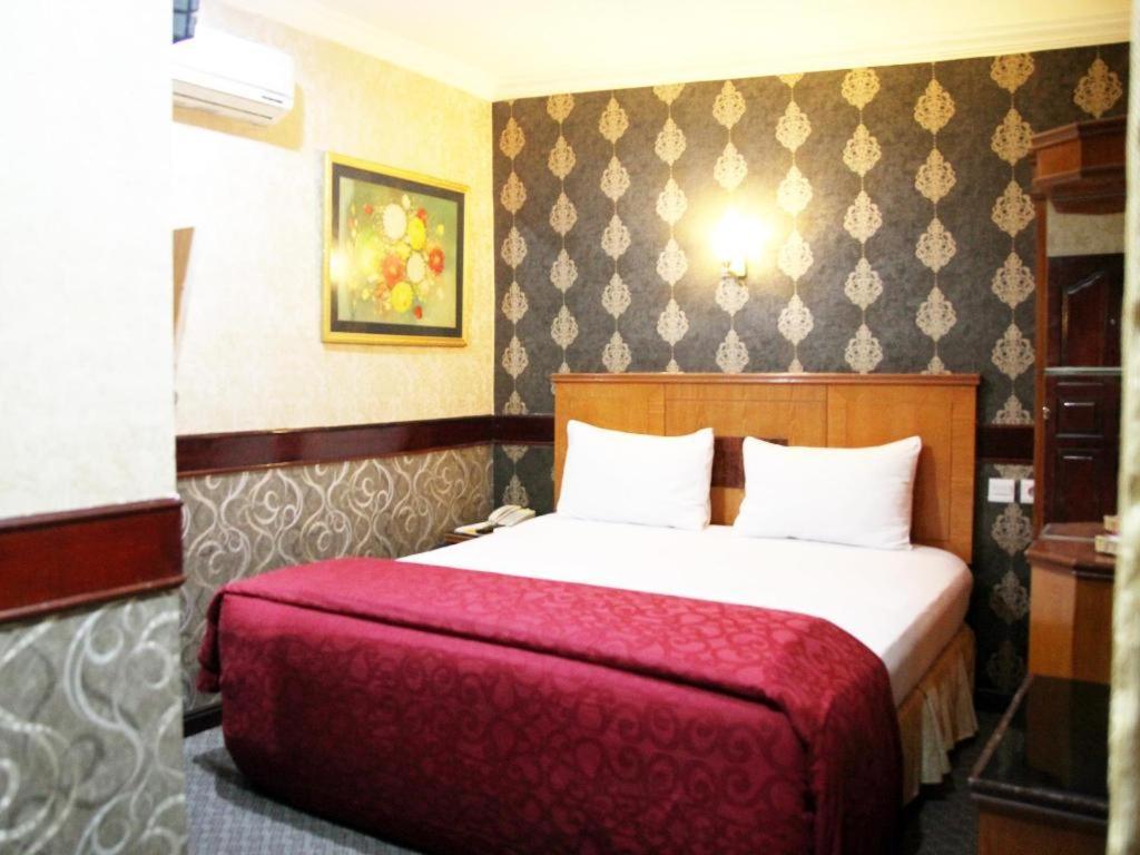 Hotel Menara Lexus Medan Esterno foto