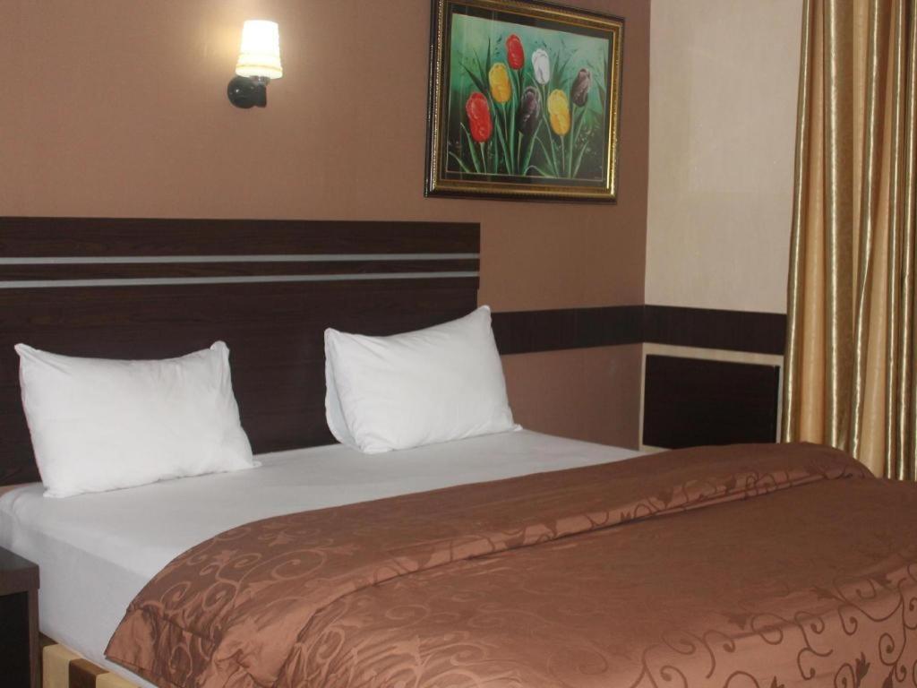Hotel Menara Lexus Medan Esterno foto