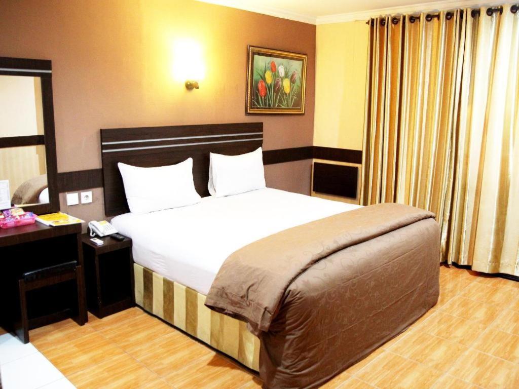 Hotel Menara Lexus Medan Esterno foto